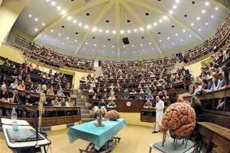 Sozialministerin kennt Ärztedilemma in Westsachsen und gibt Zwickauer Augenarzt recht: „Wir brauchen mehr Studienplätze“ - Medizinstudenten im historischen Hörsaal am Institut für Anatomie der Universität in Leipzig: Es fehlt an Plätzen für mehr Bewerber.