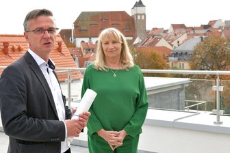 Sozialministerin Köpping erhält Einblick in Freiberger „Service-Wohnen am Dom“ - Awo-Geschäftsführer Jörg Lehmann zeigte Petra Köpping auch eine Dachterrasse.