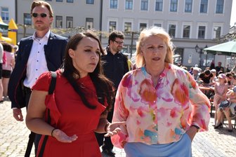 Sozialministerin Petra Köpping bei Gesprächsrunde zum Ärztemangel im Vogtland: „Jetzt kriege ich aber Puls“ - Sozialministerin Petra Köpping (SPD) im Gespräch mit Saskia Feustel, die für den Stadtrat in Oelsnitz kandidiert: „Wenn man als Mutter in Teilzeit arbeitet, ist es schon eine Nummer, weite Wege bis zum Kinderarzt fahren zu müssen.“
