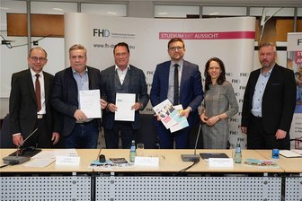 Sozialpädagogik und Pflege bald als Hochschulstudium in Annaberg-Buchholz möglich - Eine Kooperationsvereinbarung zwischen der Stadt Annaberg-Buchholz und der Fachhochschule Dresden ermöglicht ab dem Wintersemester 2022/2023 ein Hochschulstudium in Annaberg-Buchholz. Sie wurde gestern im Rathaus unterzeichnet. Im Bild sind unter anderem Oberbürgermeister Rolf Schmidt (zweiter von links) und der Rektor der FH, Prof. Dr. Christoph Scholz (3. v. r.), zu sehen. 
