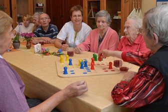 Sozialservice in Rochlitz schreibt Erfolgsgeschichte - Ein Brettspiel, mit dem sich in der Tagespflegeeinrichtung "Villa Carola" die Senioren sowie die Mitarbeiterin Claudia Teicher (4. v. r.) immer wieder gerne die Zeit vertreiben: "Mensch ärgere Dich nicht".