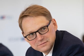 Sozialstaatsdebatte: „Die Sozialbeiträge müssen runter“ - Der Hauptgeschäftsführer Gesamtmetall, Oliver Zander, sieht ohne Senkung der Sozialabgaben den Industriestandort Deutschland in Gefahr.