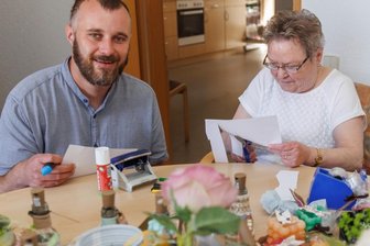 Sozialtherapeutischen Wohnstätte in Thum: "Einen Mittelweg zu finden, war die größte Herausforderung" - Für das Sommerfest wurde in der Wohnstätte der Diakonie Erzgebirge in Thum - hier Einrichtungsleiter Daniel Weiler und Bewohnerin Annerose Markert - auch gebastelt. Was dabei entstand, wird auf einem Basar verkauft. 