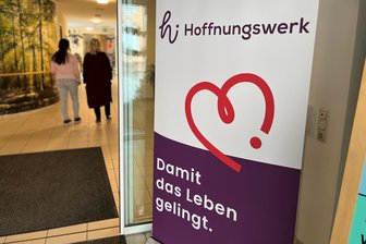 Sozialunternehmen ändert Namen: Aus dem OVV wird das Hoffnungswerk Vogtland - Der neue Name und das neue Logo sind im Eingangsbereich des Pflegeheims Betesda in der Pestalozzistraße bereits zu sehen.
