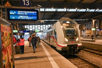Sozialverband kritisiert neuen Bahnsteig für Intercity in Chemnitz - Der IC 17 fährt neuerdings wieder auf Bahnsteig 13 ein.