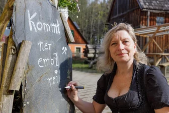 Spähtrupps für Erzgebirgskrimis im Erzgebirge unterwegs - Ihre Einladung richtet Angelique Fleischer von der Bergschmiede in Frohnau auch ans Erzgebirgskrimi-Team.