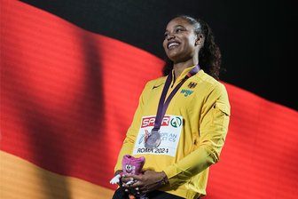 Spät, aber nicht zu spät: Kugelstoßerin Yemisi Ogunleye findet in Rom noch den richtigen Dreh - Yemisi Ogunleye strahlt auf dem Podest mit der ersehnten Medaille um den Hals. Foto: Michael Kappeler/dpa