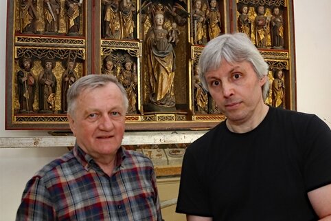 Spätbarocker Flügelaltar wird restauriert - Restaurator Flachmann (rechts) und Lorenz Franzisti vom Kirchenvorstand besprechen den Abbau des Altars.