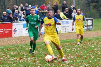 Späte Aufholjagd: Nachholspiel der Fußball-Erzgebirgsliga wird zum Torfestival - Mit einem direkt verwandelten Freistoß sorgte Routinier Marcel Walczak (am Ball) bereits in der 6. Minute für die Zschopauer 2:0-Führung.