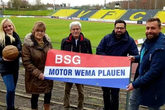 Späte Ehre für den "Gerd Müller von Plauen" - Wema-Stürmer Werner Bamberger (Mitte) führt ab jetzt die Torschützenliste der Plauener Fußballgeschichte an. Es gratulieren im Bild von links: VFC-Geschäftsstellenleiterin Silja Schumann, Vorstand Petra Dick, VFC-Historiker Volker Herold und Präsident Thomas Fritzlar. Die BSG Motor Wema Plauen war der Vorgängerverein des heutigen VFC Plauen.