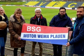 Späte Ehre für "Gerd Müller von Plauen" - Wema-Stürmer Werner Bamberger (Mitte) führt ab jetzt die Torschützenliste der Plauener Fußballgeschichte an. Es gratulieren im Bild von links: VFC-Geschäftsstellenleiterin Silja Schumann, Vorstand Petra Dick, VFC-Historiker Volker Herold und Präsident Thomas Fritzlar. Die BSG Motor Wema Plauen war der Vorgängerverein des heutigen VFC Plauen.