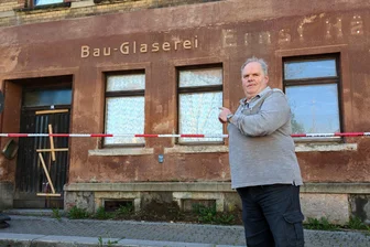 Späte Entdeckung im Erzgebirge: Verbirgt sich hinter diesen Mauern ein bedeutsames Kunstwerk? - Ralf Ebert vor dem Häcker-Haus, in dem ein Hecker-Gemälde auf seine Entdeckung wartet.