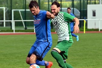 Späte Entscheidung - Toni Schulze (l.), hier gegen den Langhennersdorfer Sascha Benzing, brachte die Hainichener mit 1:0 in Führung.