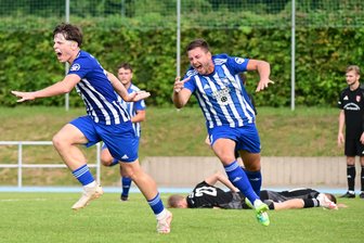 Späte Erlösung für Germania Mittweida: Youngster beschert Siegtreffer zum Start in die Fußball-Mittelsachsenliga - Der 18-jährige Torschütze Janek Schmidt (l.) jubelt mit Philipp Rauthe über den erlösenden Treffer zum 1:0.