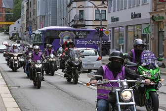 Späte Europapokal-Gefühle im Erzgebirge: Warum die Veilchen-Biker einen Bus eskortieren - Die Veilchen-Biker eskortierten die Nordiren im Veilchen-Bus ins Stadion.