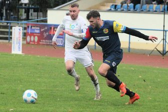 Späte Gegentore kosten Lunzenauer Fußballern einen Punktgewinn - Elias Loth (r.), hier gegen den Torgauer Torschützen Steven Hache, musste in den vergangenen Wochen pausieren.