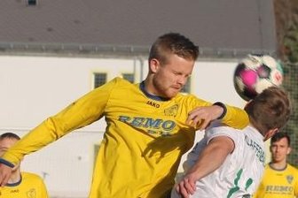 Späte Tore bringen dem RFC einen Rekord - Niklas Schmelzer, der sich hier unfair gegen seinen Klaffenbacher Gegner durchsetzt, erzielte das 1:0 für die Reichenbacher. 