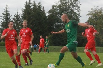 Späte Tore bringen ersten Saisonsieg - Der Siegtorschütze für den VfB Pausa-Mühltroff, Jakob Pieles, geht hier ins Dribbling gegen seine Chemnitzer Gegenspieler. 