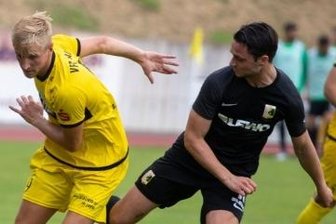 Später Torwartfehler besiegelt unnötige Testspielniederlage - Intensiv geführte Zweikämpfe, wie hier zwischen Plauens Alexander Dartsch (links) und Leipzigs Lucas Surek, gab es reichlich im Freundschaftsspiel, das die BSG Chemie am Ende glücklich mit 1:0 gewann.
