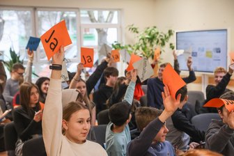 Späterer Schulstart, überforderte Lehrer und Social-Media-Verbot: Was Schüler in Chemnitz vor der Bundestagswahl bewegt - Gut 30 Schüler von unterschiedlichen Chemnitzer Schulen besuchten am Mittwoch die Podiumsdiskussion im Mehrgenerationenhaus im Stadtteil Kappel.