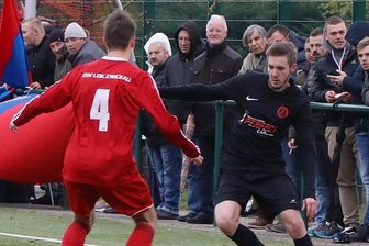Spätes Gegentor trifft Meerane hart - Harte Zweikämpfe gab es am Sonntag im Sportzentrum Marienthal zahlreiche zu sehen. In dieser Szene versucht der Meeraner Marlon Schroeter (rechts) an Florian Röder von Lok vorbeizukommen.