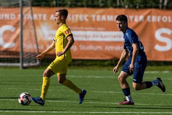 Spätes Gegentor vermiest Marienbergs Sachsenliga-Kickern den Traumstart - So wie hier Kilian Gerlach seinem Gegenspieler davonläuft, waren die Motor-Kicker in den meisten Situationen einen Schritt schneller als die Fortuna.
