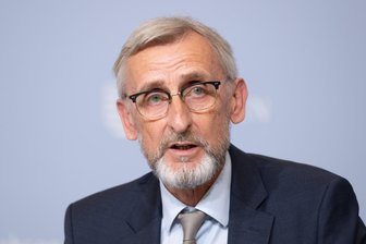 „Spätestens jetzt“: Innenminister Schuster fordert Abschiebung von Syrern - Sachsens Innenminister Armin Schuster (CDU) teilte mit: „Die meisten Syrer erhalten in Deutschland subsidiären Schutz, der mit Ende eines Bürgerkriegszustandes entfällt.“