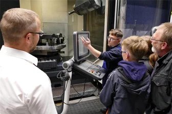 Spätschicht 2023: 56 Unternehmen im Erzgebirge öffnen ihre Tore - „Spätschicht“ im Vorjahr: Ausbilder Kristian Helbig (l.) führte durch die Gelenauer Maschinenbau AG.