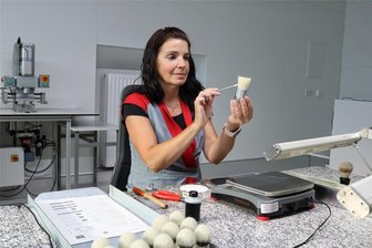 „Spätschicht“ bei der Firma Mühle in Hundshübel gewährt Einblick in die Welt der Rasur - Anja Schmidt arbeitet seit zehn Jahren bei Mühle und bringt Rasierpinsel in Handarbeit in Form.