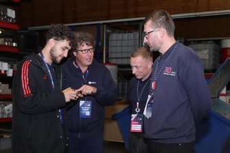 Spätschicht dient Mitarbeitergewinnung: Ein Stück Erzgebirge steckt sogar in Kaffeeautomaten - Besucher Sebastian Blecher (l.) und sein Vater (2. v. l.) zeigten großes Interesse an den Produkten, die bei AVS Römer gefertigt werden. Betriebsleiter Markus Naue und ein Mitarbeiter (2. v. r.) führten die Besucher durch die Firma.