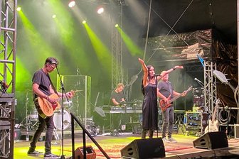 Spätsommernacht-Finale mit „Bell Book & Candle“: Was die Sängerin mit Remtengrün im Vogtland verbindet - Anderthalb Stunde Konzert mit "Bell Book & Candle" auf dem Auerbacher Altmarkt.