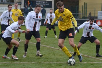 Spätstarter des VfB Auerbach zeigen sich hellwach - Auch Lucas Seidel (am Ball, hier im Heimspiel gegen Gera) trug sich in Ludwigsfelde in die Torschützenliste ein.