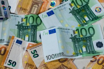 Spätzünder: Erzgebirger verliert mehr als 35.000 Euro an Betrüger - Die Betrüger forderten hohe Summen – und ein Rentner aus dem Erzgebirge kam den Forderungen mehrfach nach.