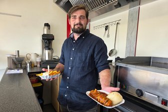 Spanferkelgrillen an der B 92: Was ein Fleischer in einem neuen Imbiss im Vogtland plant - Pierre Seidel hat an der B 92 in Oelsnitz einen neuen Imbiss eröffnet.