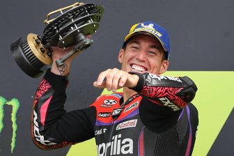 Spanier Espargaro sorgt beim Motorrad-Grand-Prix in Silverstone für Überraschung - Aleix Espargaro schlug Weltmeister Francesco Bagnaia ein Schnippchen und strahlte auf dem Siegerpodest. 