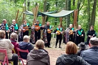 Spanische Balladen am Schlossteich: Studenten verzaubern Ehrenberg - Spanische Balladen klangen am Sonntag durch den Rittergutpark Ehrenberg.