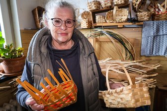 Spankörbe aus dem Erzgebirge: Alte Handwerkskunst droht auszusterben - doch es gibt eine Rettungsidee - Gudrun Herrmann beherrscht als Letzte in Lauter noch die Kunst der Spankorbherstellung.