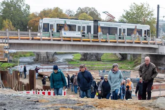 Spannende Führung auf der Plauener Großbaustelle: Fachleute sehen viele Parallelen zur Carolabrücke in Dresden - Nach der Besichtigung der Baustelle unternahmen die Besucher noch eine Fahrt mit zwei extra bestellten Straßenbahnen über die bereits teilweise abgetragene Brücke.