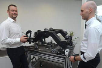 Spannende Ideen aus dem Vogtland: Warum Cessna-Flugzeuge Werkzeuge aus Auerbach brauchen - Anwendungstechniker Robin Richter (links) und Konstrukteur Lukas Oheim erläutern eine Spannvorrichtung, die via digitalem Messsystem die Werkzeuge positioniert.