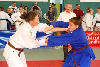 Spannende Kämpfe zum Jubiläum - Christina Ginder vom JC Crimmitschau (links) und Sarah Lindner vom JSV Werdau (rechts) nutzten den Sparkassencup am Samstag als letzten Test für die Mitteldeutsche Meisterschaft.