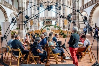 Spannende Klanginstallation stimmt auf Musikfest ein - Klangerlebnis der ungewöhnlichen Art in Sankt Wolfgang: Zu hören sind Werke von Heinrich Schütz, modern bearbeitet von Fabian Russ, in einem halbkugelförmigen Audio-Dome mit 32 Lautsprechern. 