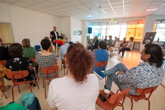 Spannende Runde in Plauen: Wie der US-Generalkonsul und der Historiker John Connelly den Osten sehen - Spannende Gesprächsrunde beim Colorido-Verein in Plauen: Es ging um das Verhältnis Ostdeutschlands zu den USA und die Zukunft der Demokratie. Allgemeiner Tenor: Trotz vieler Probleme sei die Demokratie stark.