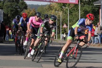 Spannende Rundenhatz in Eckersbach - Der Vorjahreszweite Sebastian Vogel vom SV Remse (rechts) hatte im Verlauf des Eliterennens Pech. Weil es vor ihm einen Sturz gab, verlor er den Anschluss an die Spitze des Feldes. 