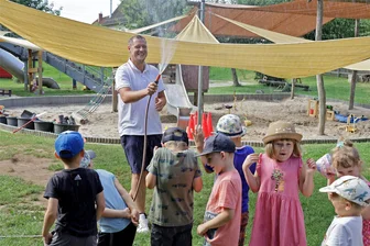 Spannende Vita in der Kita: Vom FC Erzgebirge Aue über Kairo nach Bernsdorf - Bei der Hitze der vergangenen Tage hat Kita-Leiter Sascha Küttner im Kinderparadies mit dem Gartenschlauch für Abkühlung und Spaß gesorgt.
