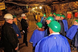 Spannende Zeitreise in Annaberg-Buchholz: In Sekunden durch ein Bergmannsleben - Nach der offiziellen Eröffnung des neuen Rundweges durch das Besucherbergwerk Markus-Röhling-Stolln in Frohnau waren am Freitagnachmittag die ersten Gäste dort unterwegs. In rund 90 Minuten erkunden die Besucher so drei Epochen Bergbaugeschichte im Erzgebirge. 