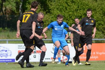 Spannender Meisterschaftskampf: In der Fußball-Vogtlandklasse rücken die Verfolger dem SSV Bad Brambach so richtig auf die Pelle - Ellefelds Dustin Luderer (Mitte) muss sich hier gegen mehrere Wildenauer behaupten. Trotz Pausenführung unterlag der FSV Ellefeld im Spitzenspiel mit 1:3.
