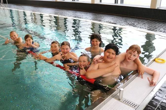 Spannender Wettkampf in Flöha: Teamgeist setzt sich durch - Einige Schülerinnen und Schüler der Förderschule Dr.-Lothar- Kreyssig Flöha absolvierten jetzt einen spannenden Schwimmwettkampf