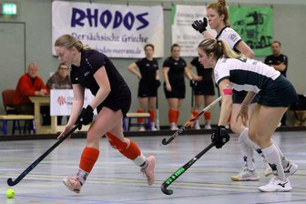 Spannendes Finale bei Hockeyteams des SV Motor Meerane: Blicke gehen nach oben und nach unten - Für Marie Rothmund (rechts) und die Hockeyspielerinnen des SV Motor Meerane könnte die Hallensaison in der Regionalliga ein Volltreffer werden.