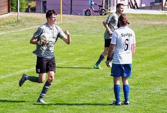 Spannendes Rennen um Torjägerkrone - Marius Messig (l.) bejubelt in dieser Szene den Treffer zum zwischenzeitlichen 1:2-Anschluss bei der SpVgg Neundorf/Wiesenbad. 