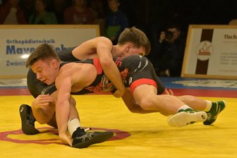 Spannendes Ringer-Duell im Erzgebirge: Hausherren siegen nach Rückstand - Der Thalheimer Mateusz Przemys Luszczynski (vorn) gewann seinen Kampf gegen Henning Müller klar mit 14:0.